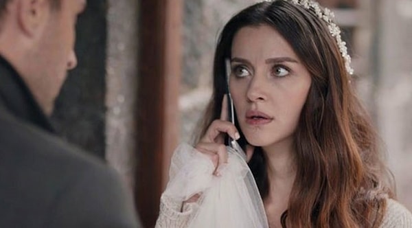 5. С тех пор ее карьера только идет вверх: девушка сыграла в ставших известными сериалах «Дочери Гюнеш», «Номер 309» и фильме «Истории органической любви». В 2018 году вышло сразу 3 сериала с Ирем в главных ролях: «Его отец», «Моя дочь и я» и «Ты расскажи, Карадениз», в котором партнером девушки стал Улаш Туна Астепе.