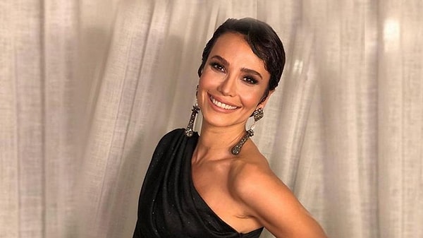 2. Перед съемками в фильмах и сериалах она играла на театральной сцене в Турции.