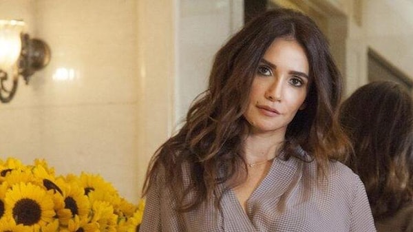 4. В 2001 году она начала свою телевизионную карьеру, снявшись в турецком мини-сериале «Завещание» (тур. Vasiyet). Далее вышли ещё два телесериала с её участием: «Воздушные облака» (тур. Havada bulut) в 2003 году и «Жемчужина» в 2005 году. В «Жемчужине» она сыграла главную роль Инджи, а её партнёром в теленовелле выступил актёр Кыванч Татлытуг. Съёмки сериала продолжались два года.