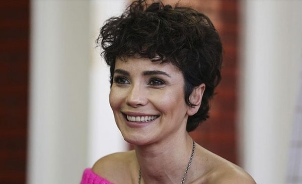 5. Сериал «Жемчужина» был популярен у телезрителей, особенно в арабских странах, где вышел под названием Нур. В 2008 году Сонгюль Оден снялась в телесериале „Брошенное сердце“.