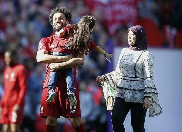 Ancak bu güzel aile, kameralar karşısına geçmekten pek hoşlanmıyor. Hatta onları ilk görüşümüz 2017/2018 sezonu sonunda Salah'ın Altın Ayakkabı ödülünü kazanmasıyla oldu.
