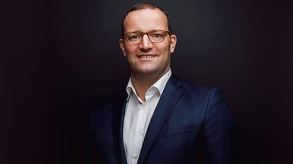 Almanya sağlık bakanı Jens Spahn, yasayı 'çocukların korunması' olarak açıkladı ve şunları ekledi: "Kızamık enfeksiyonu, 2019 yılında gereksiz bir tehdittir."