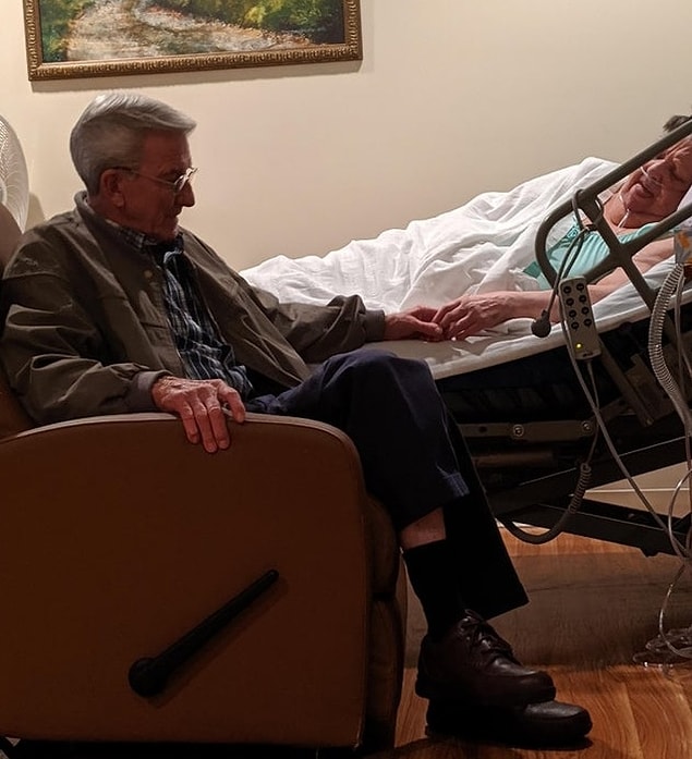 6. “Bu gece büyükannemi büyük olasılıkla kaybedeceğim ama sonsuza dek büyükanne ve büyükbabamın fotoğrafını saklayacağım. Neredeyse 53 yıldır evliler.”
