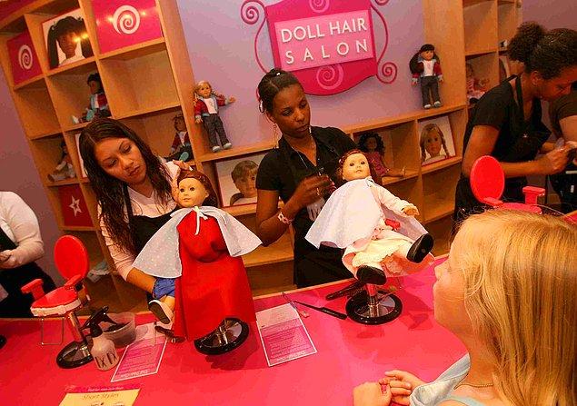 Mağazaları, şovları, dergisi ile büyük bir endüstriye dönüşmüş olan bebeğin şöhreti Barbie'nin 90'lı yıllardaki etkisini anımsatıyor.
