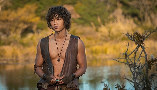 Mesela kendisi gibi yaş almayan bir diğer insan Güney Koreli aktör Song Joong Ki'dir, bakınız bu adam gelmiş 34 yaşına ama hala lise öğrencisinden hallice. Gerçi Korelilerin çoğu böyle görünüyor ama Song Joong Ki bir başka. Neyse…