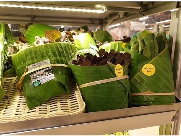 10. Bazı marketler muz yapraklarını plastik ambalajlara alternatif olarak kullanır.