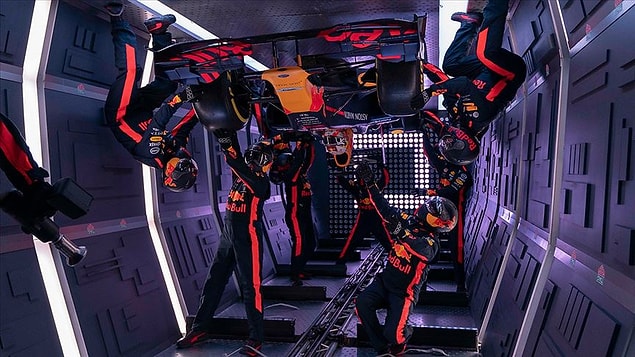 Red Bull'dan yapılan açıklamaya göre 2019 Formula 1 sezonunda en hızlı "pit stop" rekorunu 3 kez kıran Aston Martin Red Bull Takımı, bir ilke daha imza attı.