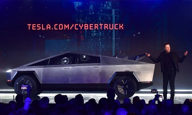 Yani, Cybertruck faşist bir Toblerone'a benziyor mu? Veya düşük çözünürlüklü bir PS1 aracına? Ya da tekerlekli bir açı ölçere? Evet. Evet, aynen öyle.