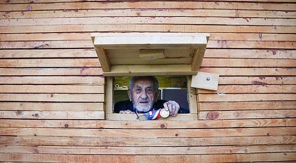 Amerika'da gurbetçi çocuklara Türkçe öğreten 92 yaşındaki Mehmet Fatin Baki, burada kiralayıp kütüphaneye dönüştürdüğü mekanda da çocuklara ücretsiz İngilizce kursları veriyor.