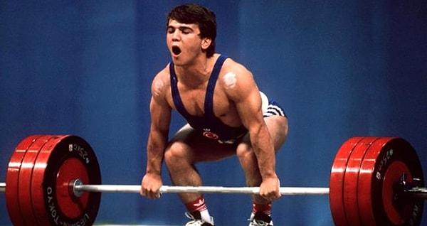 1983-1986 yılları arasında toplam 62 rekor kıran, Dünya ve Avrupa şampiyonlukları yaşayan Naim Süleymanoğlu, olimpiyatlara ilk kez 1988 Seul’de katıldı.