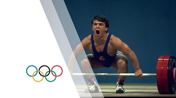 60 kiloda yarışan Naim Süleymanoğlu,, koparmada 152.5, silkmede 190, toplamda 342.5 kilo kaldırarak 9 dünya ve 5 olimpiyat rekoru kırdı. Nam-ı diğer ‘cep herkülü’ Türkiye’ye olimpiyat oyunları tarihinde güreş dışındaki ilk altın madalyasını kazandırdı.