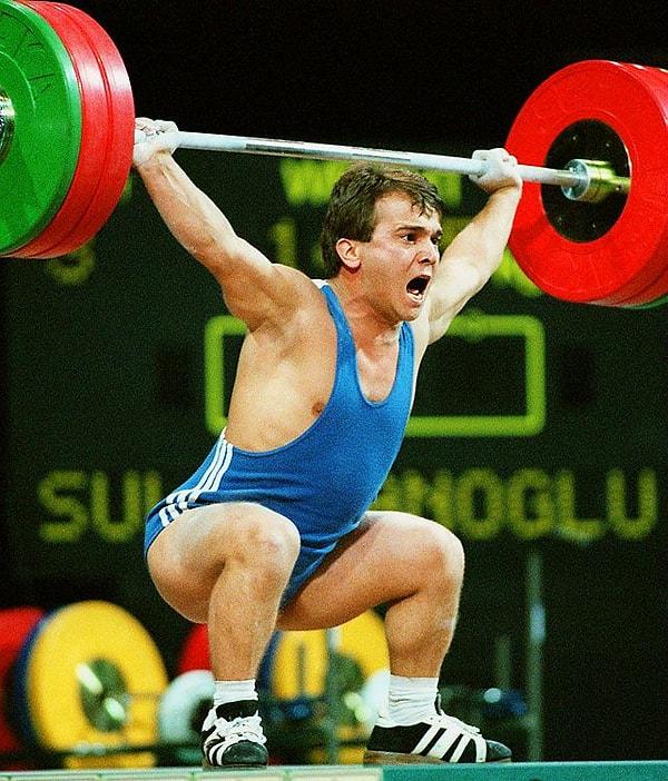 1996 yılında Atlanta Olimpiyatları’nda da Naim fırtınası esti. 29 yaşında 3’üncü olimpiyat altın madalyasını kazandı. 64 kiloda toplam 335 kilo kaldıran Naim, kendisine ait dünya rekorunu geliştirdi ve 3 ayrı olimpiyat oyunlarında altın madalya kazanan ilk sporcu oldu.