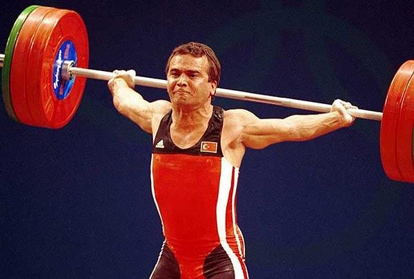 2000 Sydney Olimpiyatları’nda umduğunu bulamayan ve sonrasında emekliye ayrılan Naim Süleymanoğlu, ardında 3 olimpiyat, 7 dünya şampiyonluğu, 47 dünya rekoru ve sayısız başarı bıraktı.