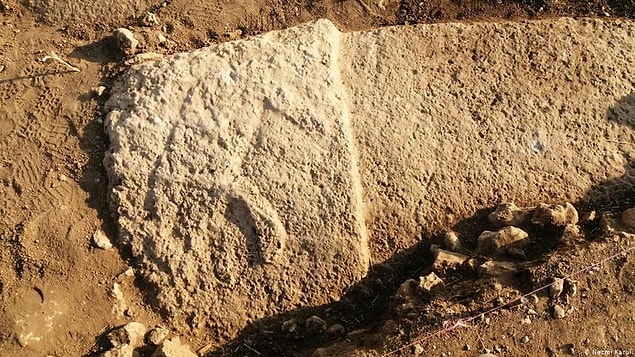 Karahan Tepe’de tıpkı Göbeklitepe’de olduğu gibi her yapıda 12 taş, duvarda ve iki tane de merkezde bulunuyor.