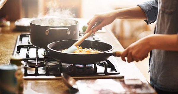 9. Pişirme süresini azaltmak için ocağın ısısını yükseltmek, içi kanlı olarak kalan ve dışı yanmış bir ete sebep olur.