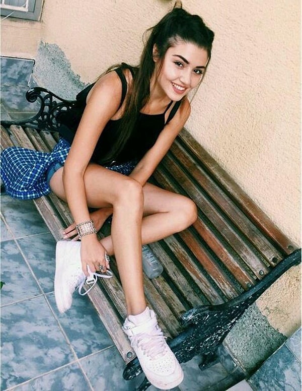 В 2016 году появились новые сплетни о том, что Ханде Эрчел завоевала сердце турецкой знаменитости по имени Бурак Дениз.