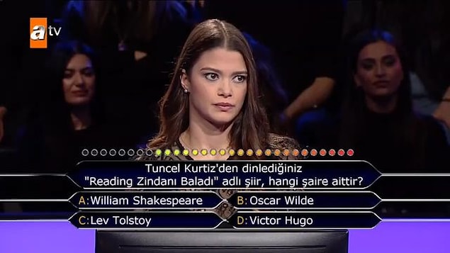 Ramiz Karaeski karakterine hayat veren Tuncel Kurtiz'in okuduğu "Reading Zindanı Baladı" adlı şiir, hangi şaire ait olduğu soruldu. Tuncel Kurtiz'in sesini duyan Kenan İmirzalıoğlu, duygu dolu anlar yaşadı.