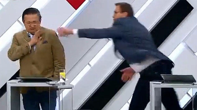 İkili arasındaki sözlü tartışma devam ederken, kendine hakim olamayan Vakarov, Weiner’ın suratına su fırlattı. Daha sonra Weiner’ı iten Vakarov, ABD’li gazetecinin yere düşmesine sebep oldu.