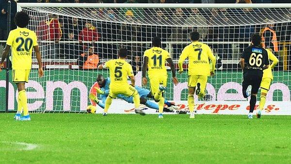45+9'da Fenerbahçe'de Emre Belözoğlu penaltı vuruşunu gole çeviremedi.