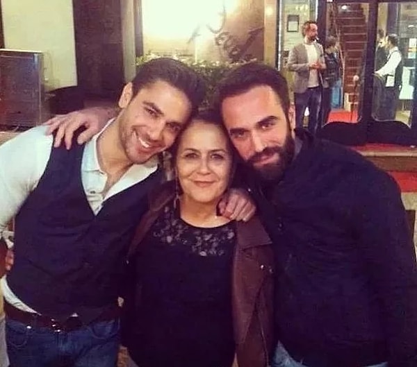 8. Кадир Догулу с братом Кемалем и мамой.