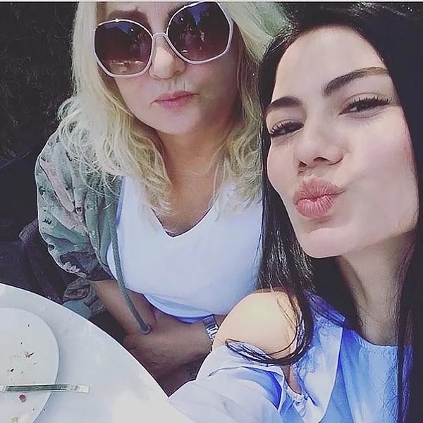 9. Демет Оздемир с мамой.