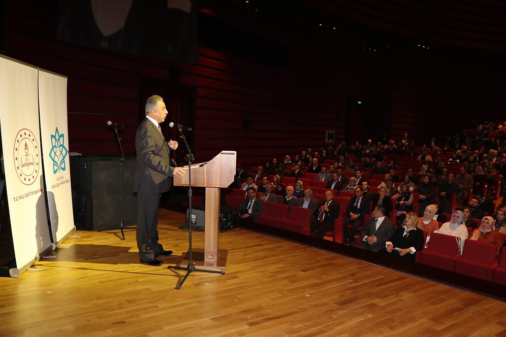 Konya Valisi'nin 'Öğretmen Gibi Otur' Dediği Kişinin Yerel Bir Gazetede Muhabir Olduğu Ortaya Çıktı