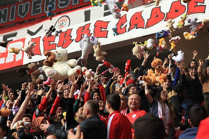 TFF 2. Lig Maçında Kimsesiz Çocuklara Oyuncak Sürprizi!