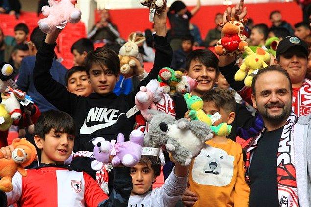 TFF 2. Lig Beyaz Grup ekiplerinden Yılport Samsunspor'un sahasında Şanlıurfaspor karşılaştığı maça davet edilen kimsesiz çocuklar, oyuncak sürprizi ile karşılaştı.