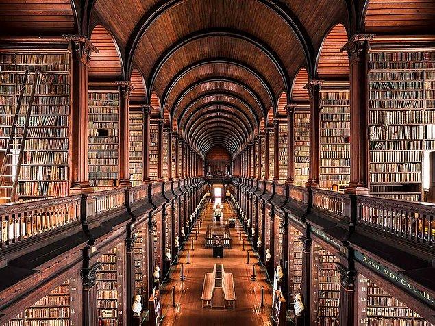 15. Dublin'deki Trinity Koleji'nin kütüphanesinin görünümü