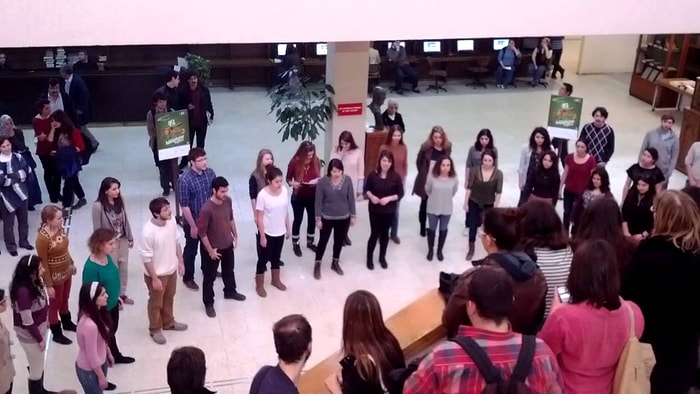 BÜMK Caz Korosu'nun Kütüphanedeki Konserine 'Sorma Ne Haldeyim' ile Dalan Genç