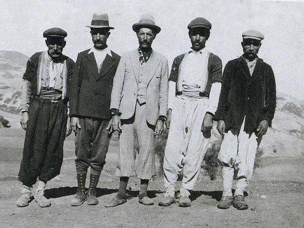1925 - Şapka giyilmesi konusundaki kanun, TBMM'de kabul edildi. Kanun, 28 Kasım'da yürürlüğe girdi. Kanun kabul edilirken, Rize'de şapka ve diğer inkılaplara karşı gösteriler yapıldı. Göstericilerden 8'i idama mahkûm edildi.