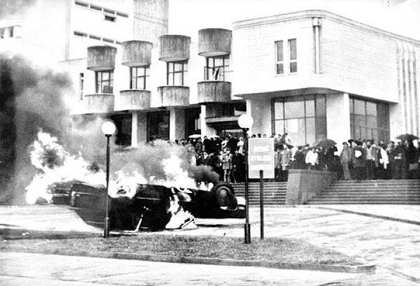 1968 - Eski CIA istasyon şefi, ABD'nin yeni Türkiye Büyük Elçisi Robert Komer'in Türkiye'ye gelişi İstanbul Yeşilköy'de protesto edildi. Protestoculardan Deniz Gezmiş, Rahmi Aydın, Mustafa Zülkadiroğlu, Toygun Erarslan ve Mustafa Gürkan tutuklandı.