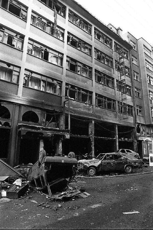 1997 - Sivas'taki Madımak Oteli'nde, 2 Temmuz 1993'te 37 aydının yakılması olayıyla ilgili olarak yargılanan 99 sanıktan 33'ü ölüm cezasına çarptırıldı.