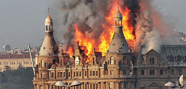 2010 - Haydarpaşa Garı'nın çatısında çıkan yangın sonucunda, çatısı ve 4. katı büyük zarar gördü.