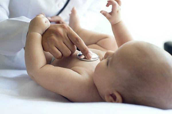 1944 - Mavi Bebek Sendromu adı verilen yenidoğan kalp hastalığını düzeltmek için insan üzerinde ilk cerrahi tedavi, Alfred Blalock ve Vivien Thomas adlı cerrahlar tarafından Baltimore, Maryland'deki Johns Hopkins Hastanesi nde gerçekleştirildi.
