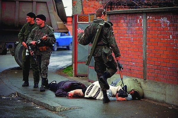 1996 - Uluslararası Savaş Suçluları Mahkemesi'nde, 1200 Bosnalı'ın öldürülmesine karışan bir Hırvat asker 10 yıl hapis cezasına mahkûm oldu.