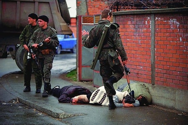1996 - Uluslararası Savaş Suçluları Mahkemesi'nde, 1200 Bosnalı'ın öldürülmesine karışan bir Hırvat asker 10 yıl hapis cezasına mahkûm oldu.
