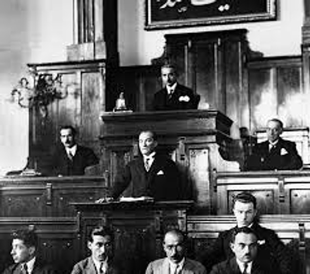 1925 - TBMM kürsüsünün arkasındaki duvara Hakimiyet Milletindir yazısı asıldı.