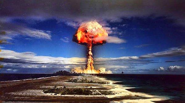 1954 - ABD ilk hidrojen bombasını Eniwetok Adası'nda patlattı.