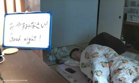 В японском отеле гостям предлагают переночевать всего за 1$ в обмен на трансляцию своей комнаты в прямом эфире