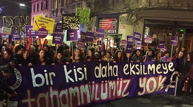 Alanda, katledilen kadınların isimleri okundu.