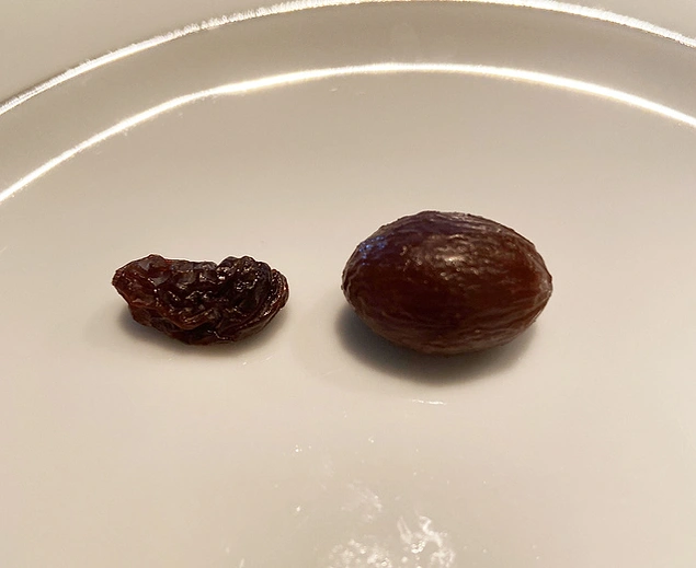 Kuru üzümü gece boyunca sıcak suda bırakarak yeniden yaş üzüm yapabilirsiniz.