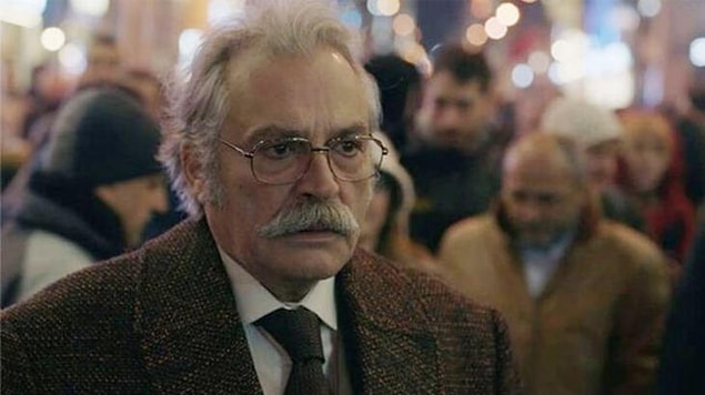 Vallahi çok güzel bir şey oldu. Canımız Haluk Bilginer, Uluslararası Emmy Ödülleri'nde Şahsiyet dizisindeki rolüyle En İyi Erkek Oyuncu ödülünü aldı. Asalım bayrakları hemen!