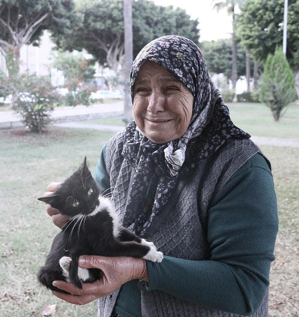 Parktaki sokak kedilerini besleyen 66 yaşındaki Fadime Bastık ise vahşet sonrası gözyaşlarına boğuldu.