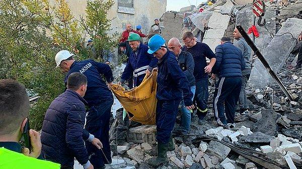 Türk arama kurtarma ekipleri dahil olmak üzere diğer ülkelerden gelen ekipler enkaz altında kalanlara ulaşmak için çalışmaları sürdürüyor.
