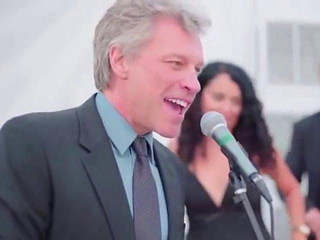 7. Jon Bon Jovi, "Livin' on a Prayer" şarkısını söyledi.