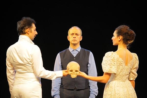 13. 'Kim Var Orada? Muhsin Bey'in Son Hamleti' büyük usta Muhsin Ertuğrul anısına bir oyun. Türk tiyatrosunun tarihiyle de sizi tanıştırıyor.