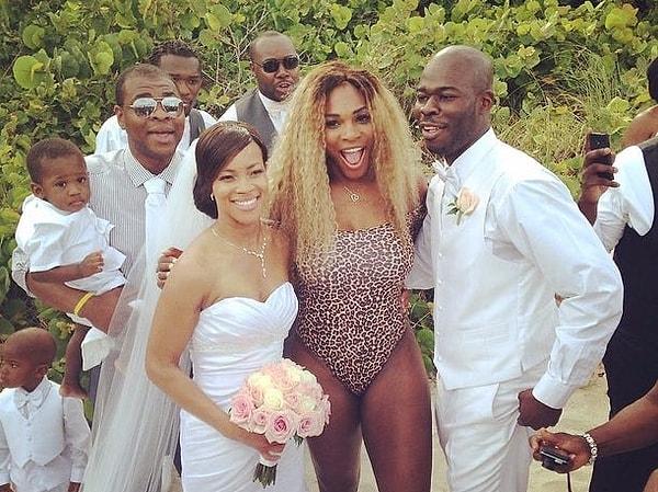 17. Serena Williams, leopar desenli mayosuyla bir düğüne katıldı.