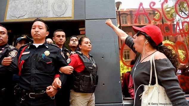 Hükümet verilerine göre, ülkede geçen yıl 3 bin 662 kadın cinayeti işlenirken, bu yılın ilk 6 ayında kaydedilen 1834 kadın cinayetinin 107'si Mexico City'de işlendi.