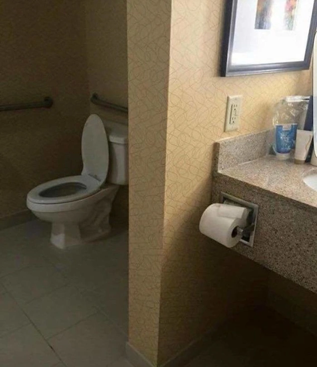 Tuvalet kağıdı sizce de çok yakın değil mi, onu biraz daha dışarı alın şöyle kapının dışına 😂